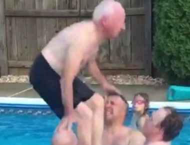 Η ανάποδη βουτιά ενός 79χρονου έχει γίνει το απόλυτο viral (βίντεο)